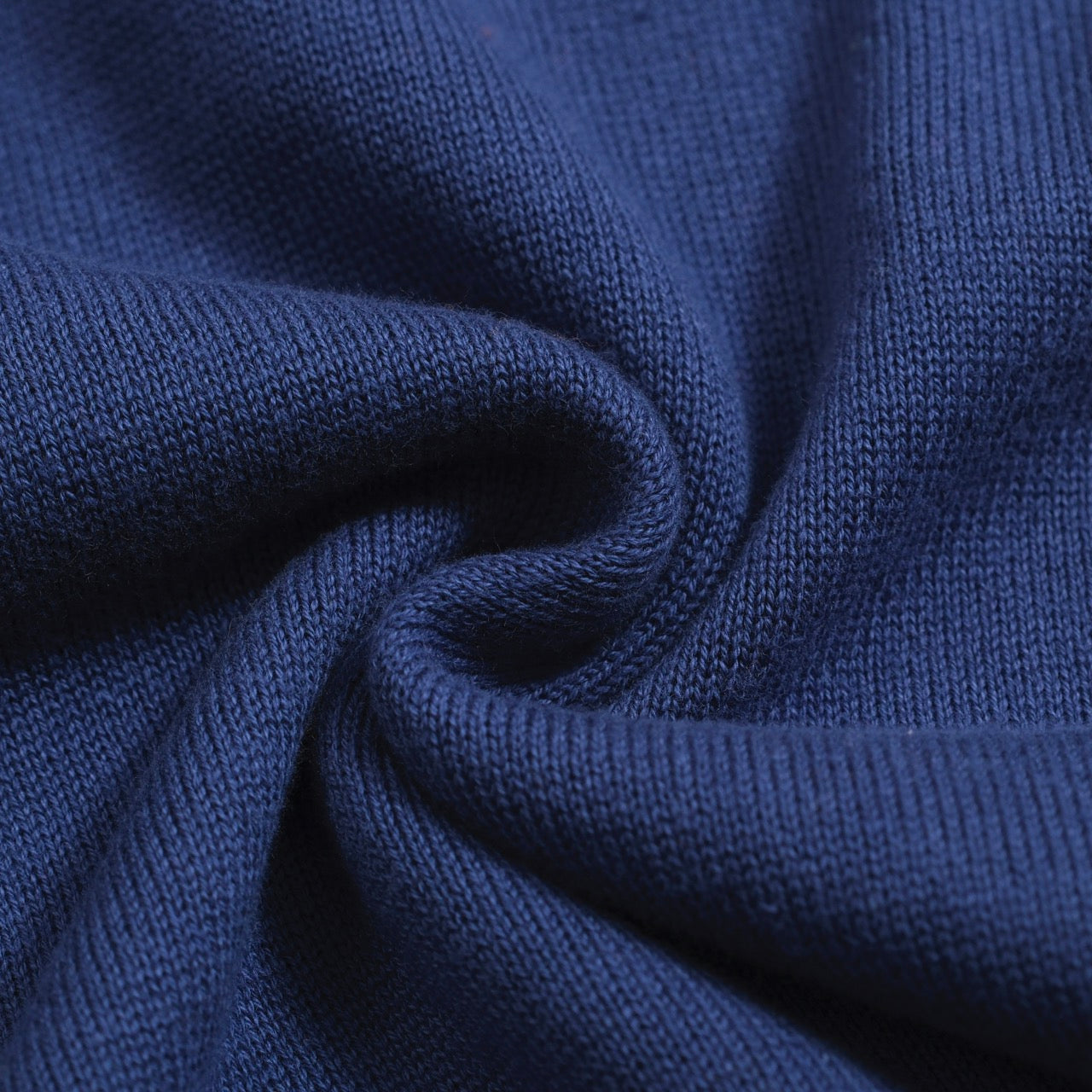 Polo Tricoté Rétro pour Hommes – Bleu Vintage & Blanc Géométrique Boutonné