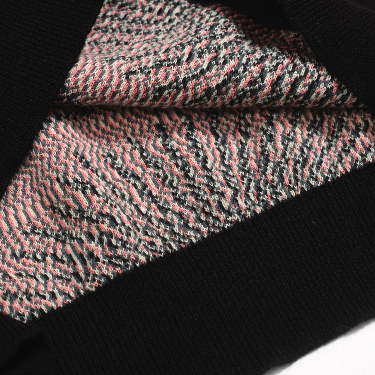 Chemise Tricotée Psychedelique pour Hommes – Chemise Noire à Boutons avec Imprimé Graphique Tout-Voyant - conçue par Carrie Cantwell