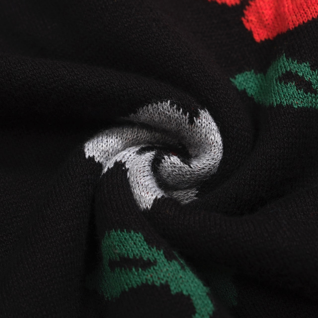 Polo en tricot vintage noir pour hommes à col en V floral