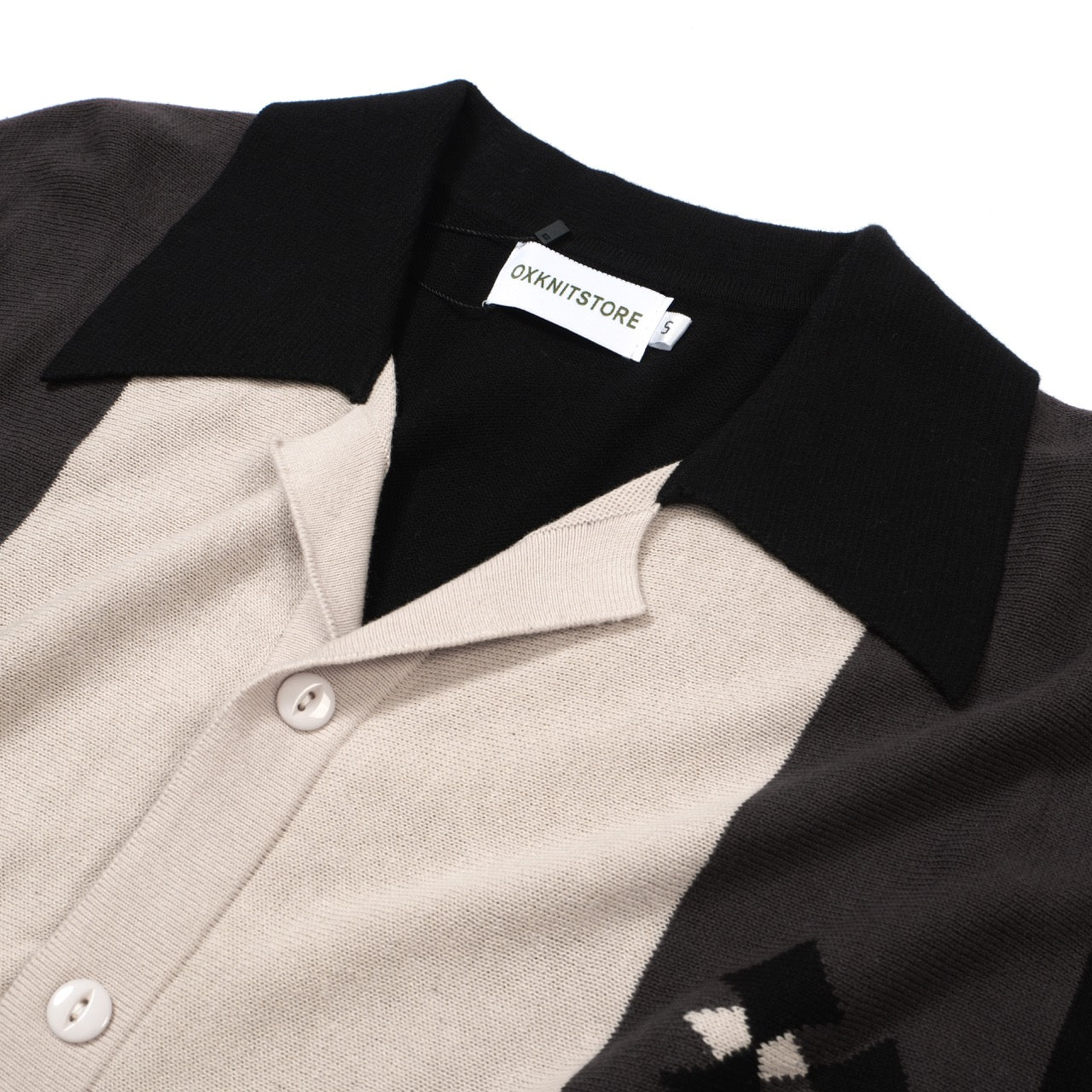 Chemise Boutonnée Tricotée Noire et Grise pour Hommes des Années 60 – Détail en Diamant sur la Poitrine