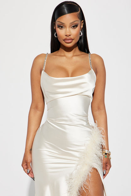 Robe en Satin avec Finitions en Plumes Isabella - Crème