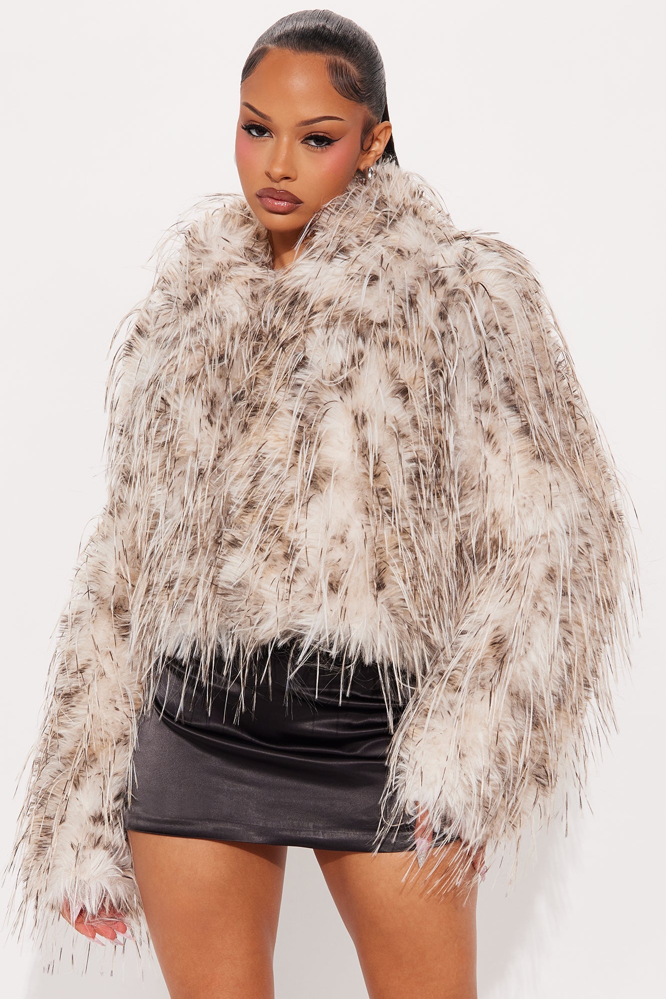 Manteau en fausse fourrure shaggy cropped Camila - Marron/combo