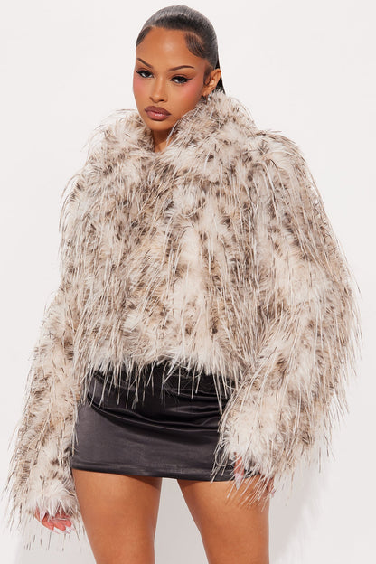 Manteau en fausse fourrure shaggy cropped Camila - Marron/combo