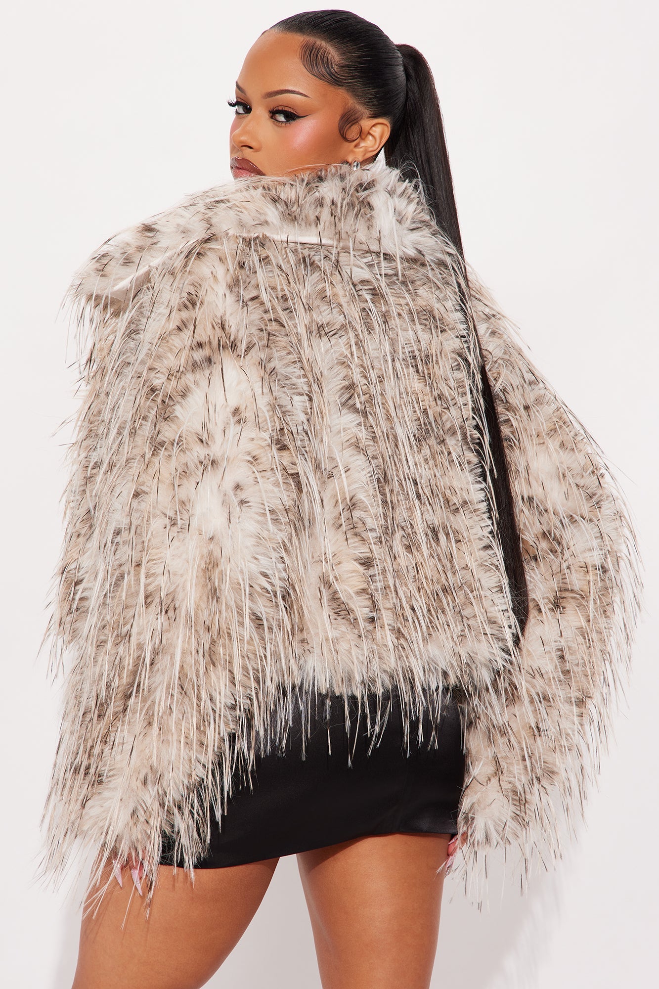 Manteau en fausse fourrure shaggy cropped Camila - Marron/combo