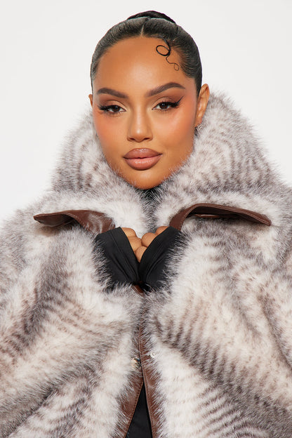 Manteau en fausse fourrure imprimé animal Femme Fatality - Marron/combo