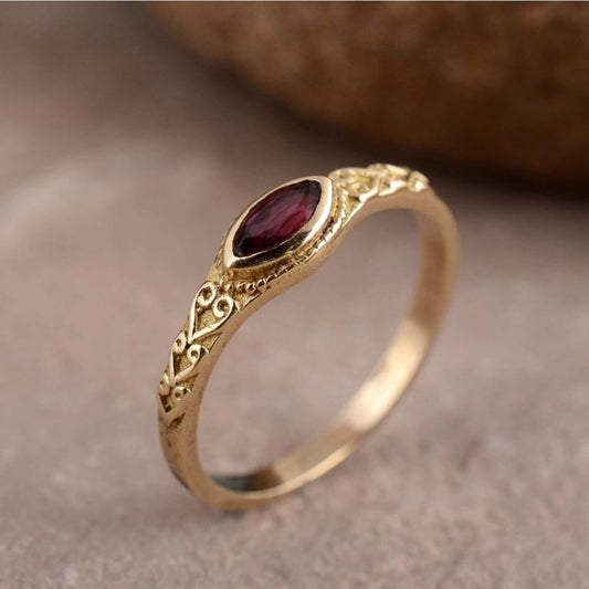 Bague vintage dorée avec cristal rouge