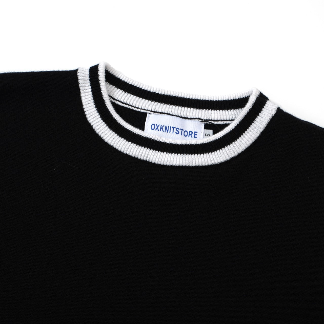 Pull en tricot rétro pour hommes – Noir vintage avec bordure rayée blanche
