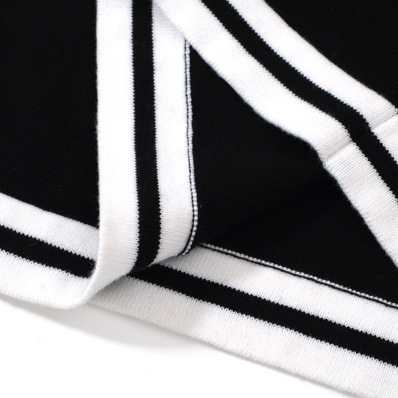 Pull en tricot rétro pour hommes – Noir vintage avec bordure rayée blanche