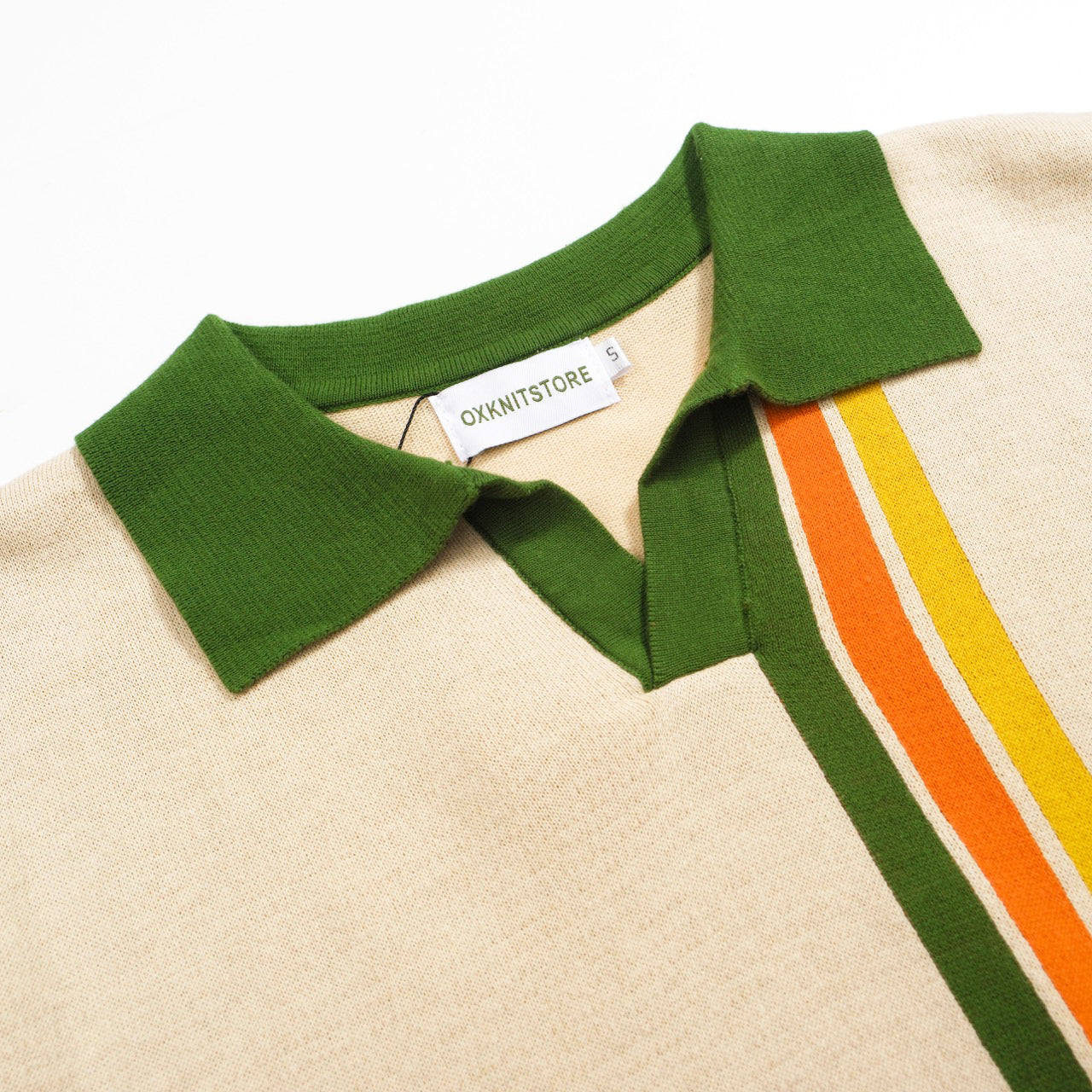 Polo Tricoté Rétro pour Hommes – Crème Vintage Boutonné avec Graphique Géométrique des Années 70
