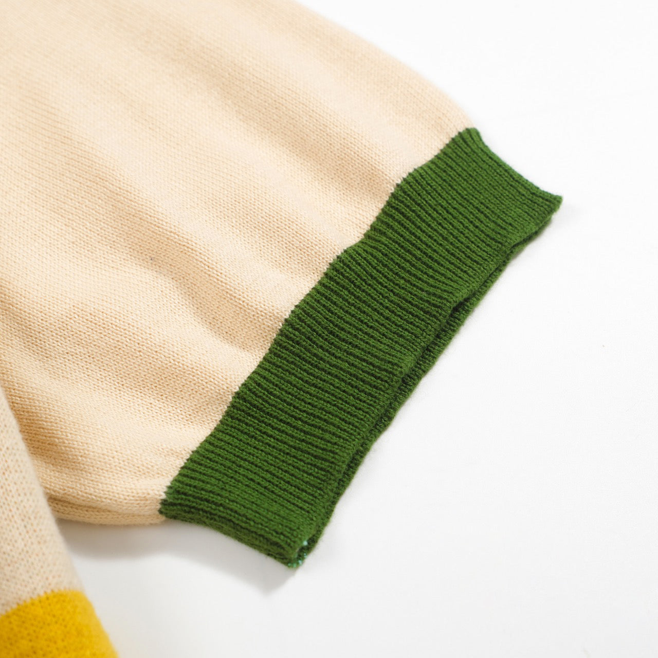 Polo Tricoté Rétro pour Hommes – Crème Vintage Boutonné avec Graphique Géométrique des Années 70