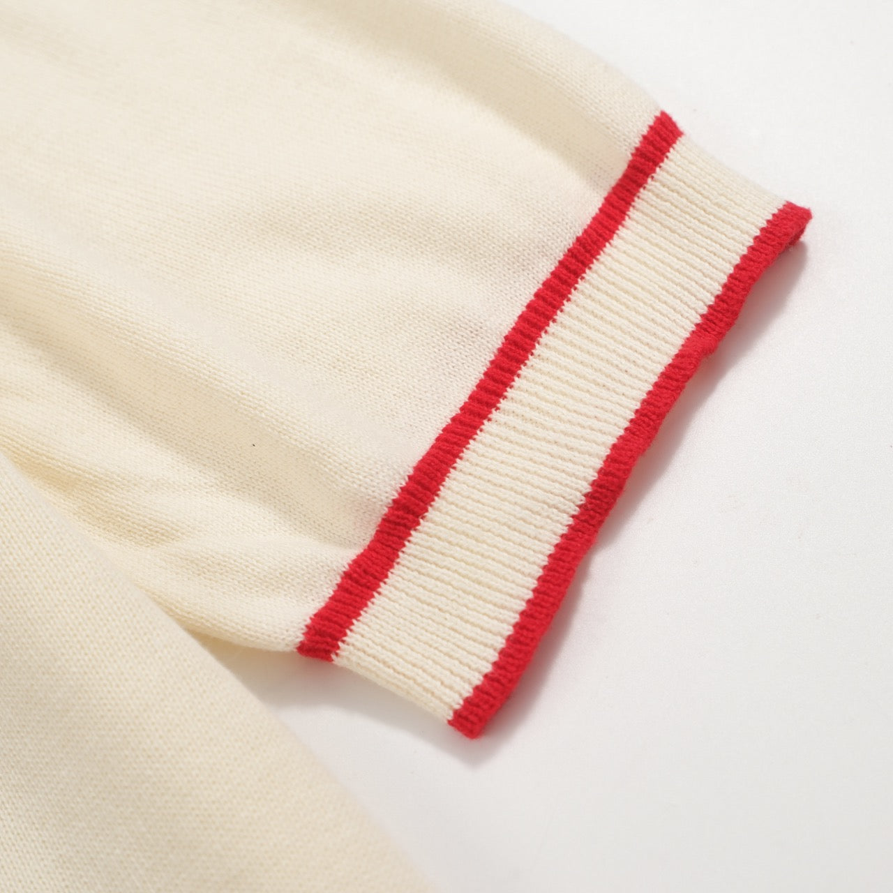 Polo Vintage Tricoté pour Hommes – Boutonnage Rétro Crème avec Broderie de Rose