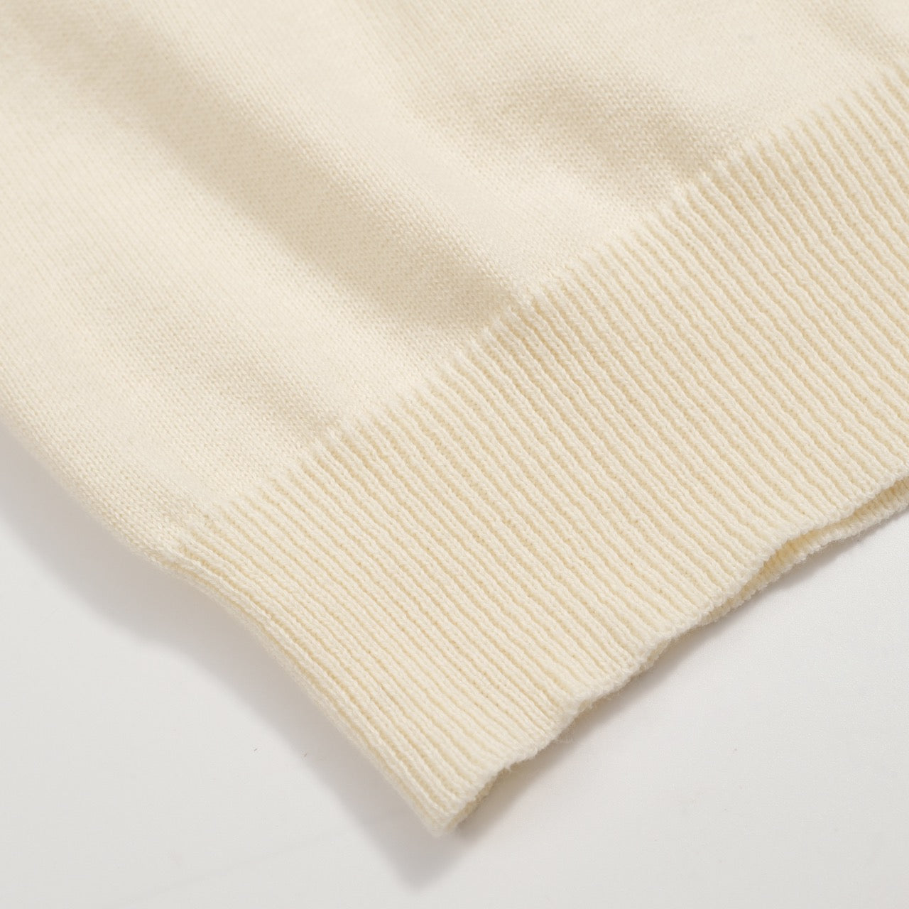 Polo Vintage Tricoté pour Hommes – Boutonnage Rétro Crème avec Broderie de Rose