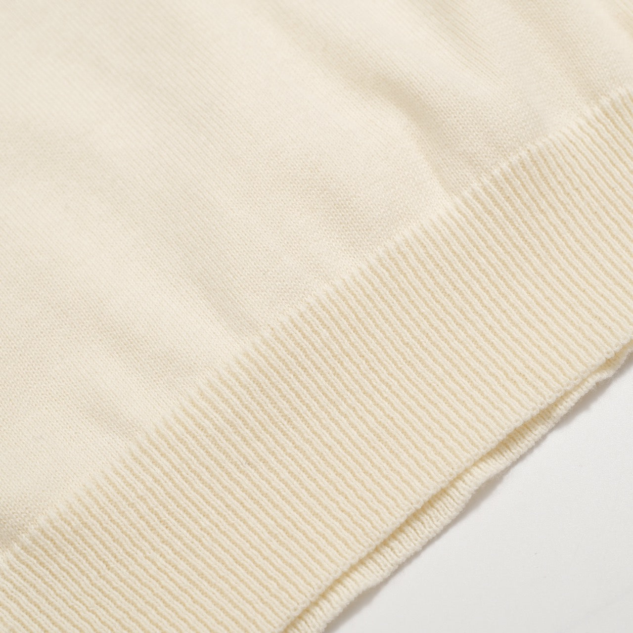 Polo Vintage Tricoté pour Hommes – Boutonnage Rétro Crème avec Broderie de Rose