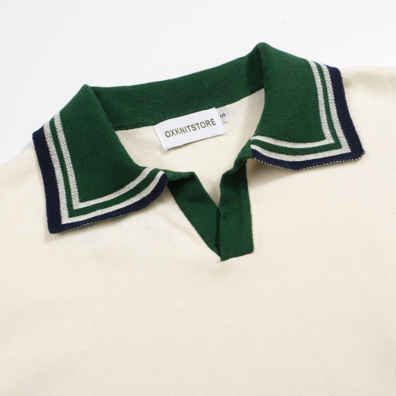 Polo Tricot Vintage pour Hommes des Années 1970 – Crème Rétro avec Col et Bordures Rayées Vertes