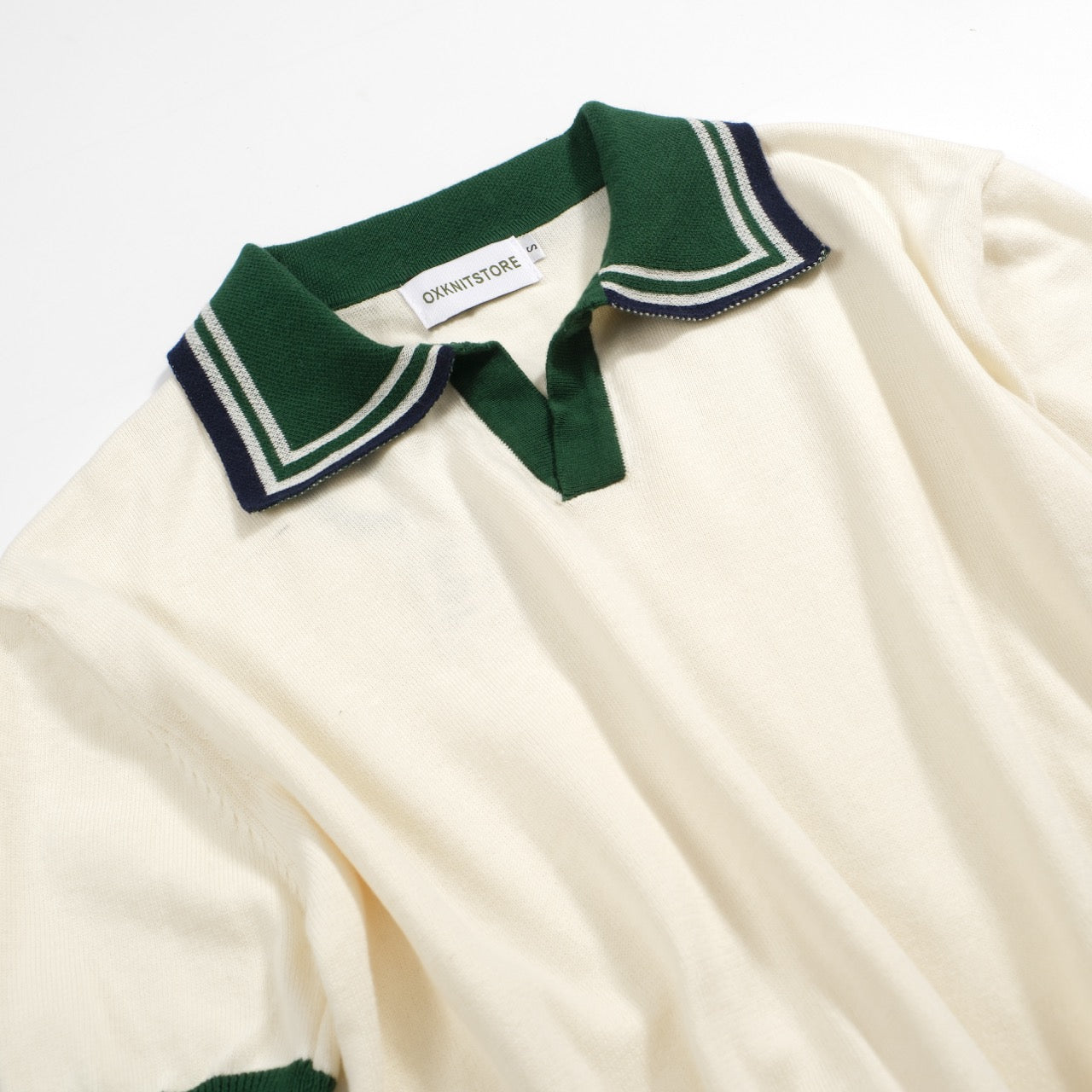 Polo Tricot Vintage pour Hommes des Années 1970 – Crème Rétro avec Col et Bordures Rayées Vertes