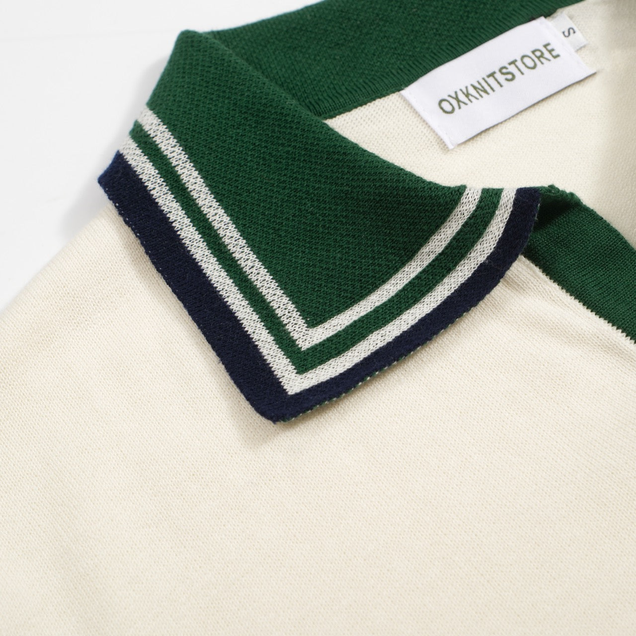 Polo Tricot Vintage pour Hommes des Années 1970 – Crème Rétro avec Col et Bordures Rayées Vertes