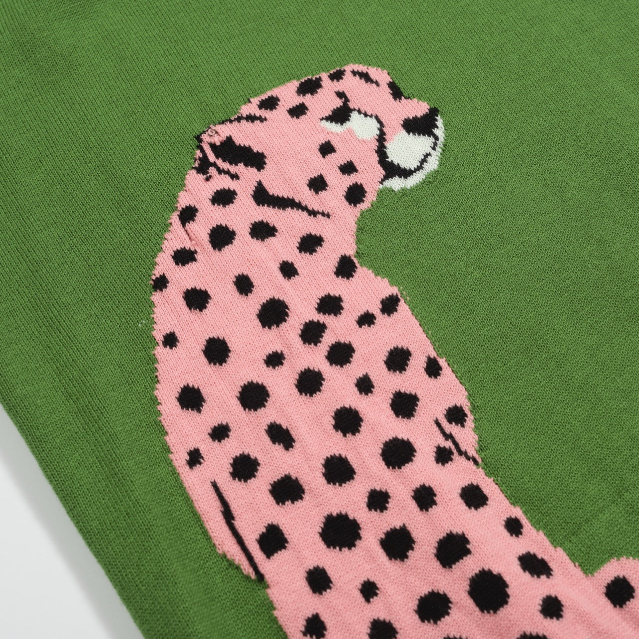 Pull en Tricot Rétro pour Hommes – Pull Vert Vintage avec Manches Graphiques de Guépard Rose