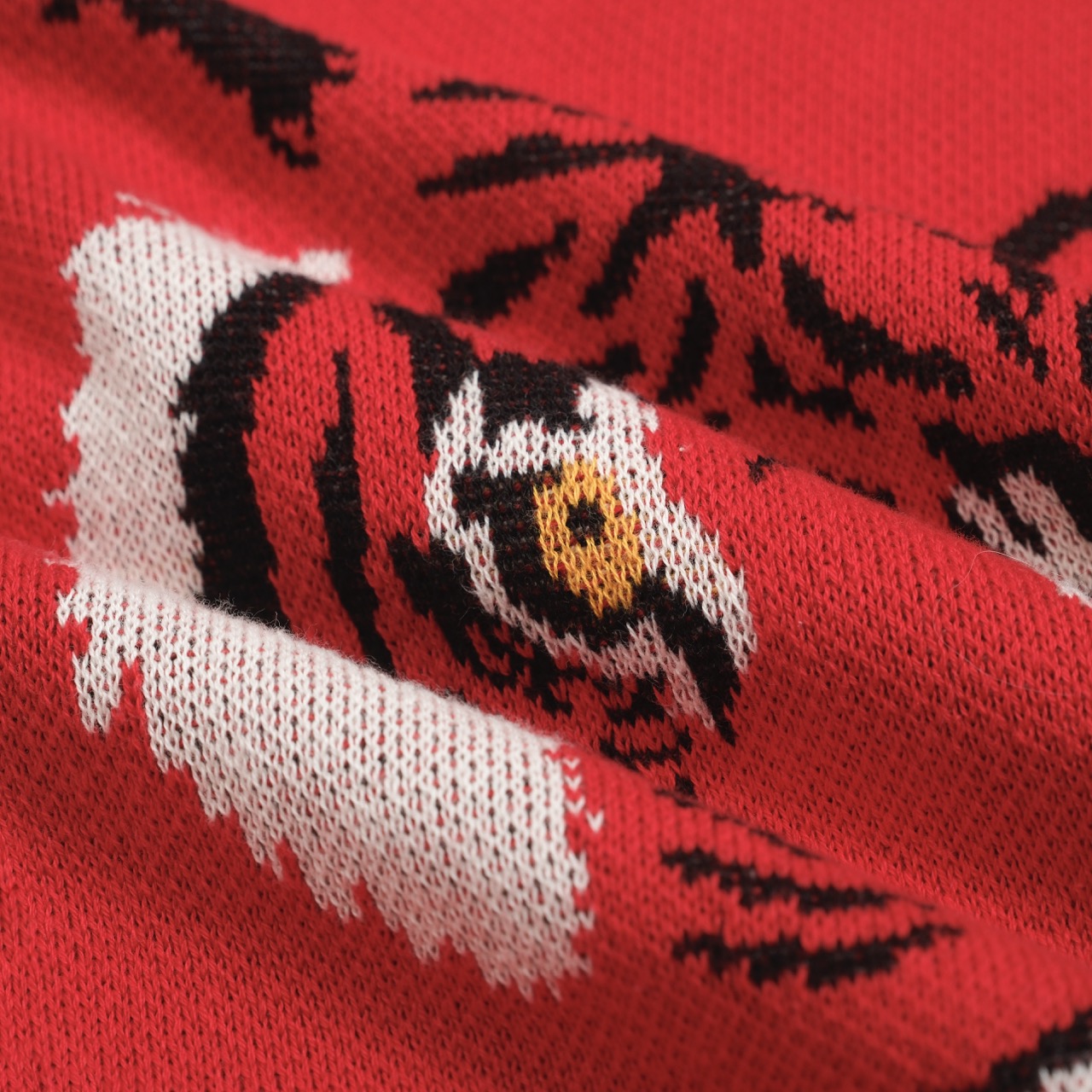 Chemise Tricotée Vintage Rouge pour Homme – Polo Boutonné avec Graphique de Tigre Rétro