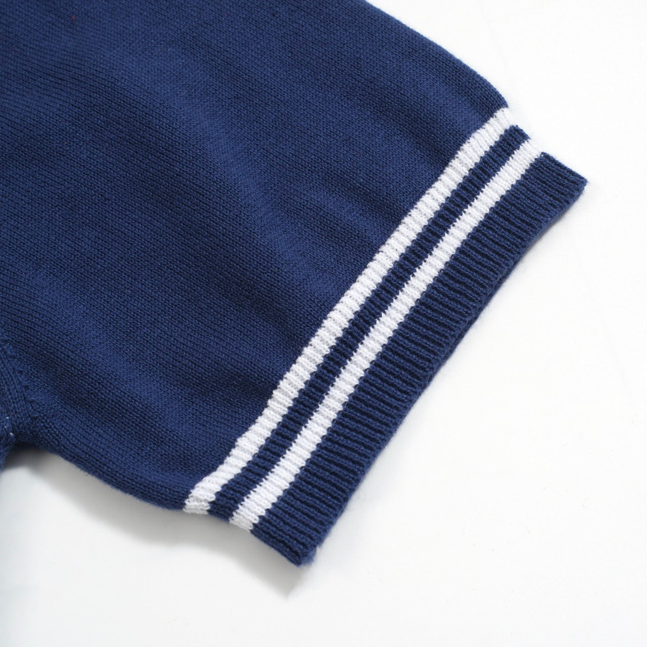 Polo Tricoté Rétro pour Hommes – Bleu Vintage & Blanc Géométrique Boutonné