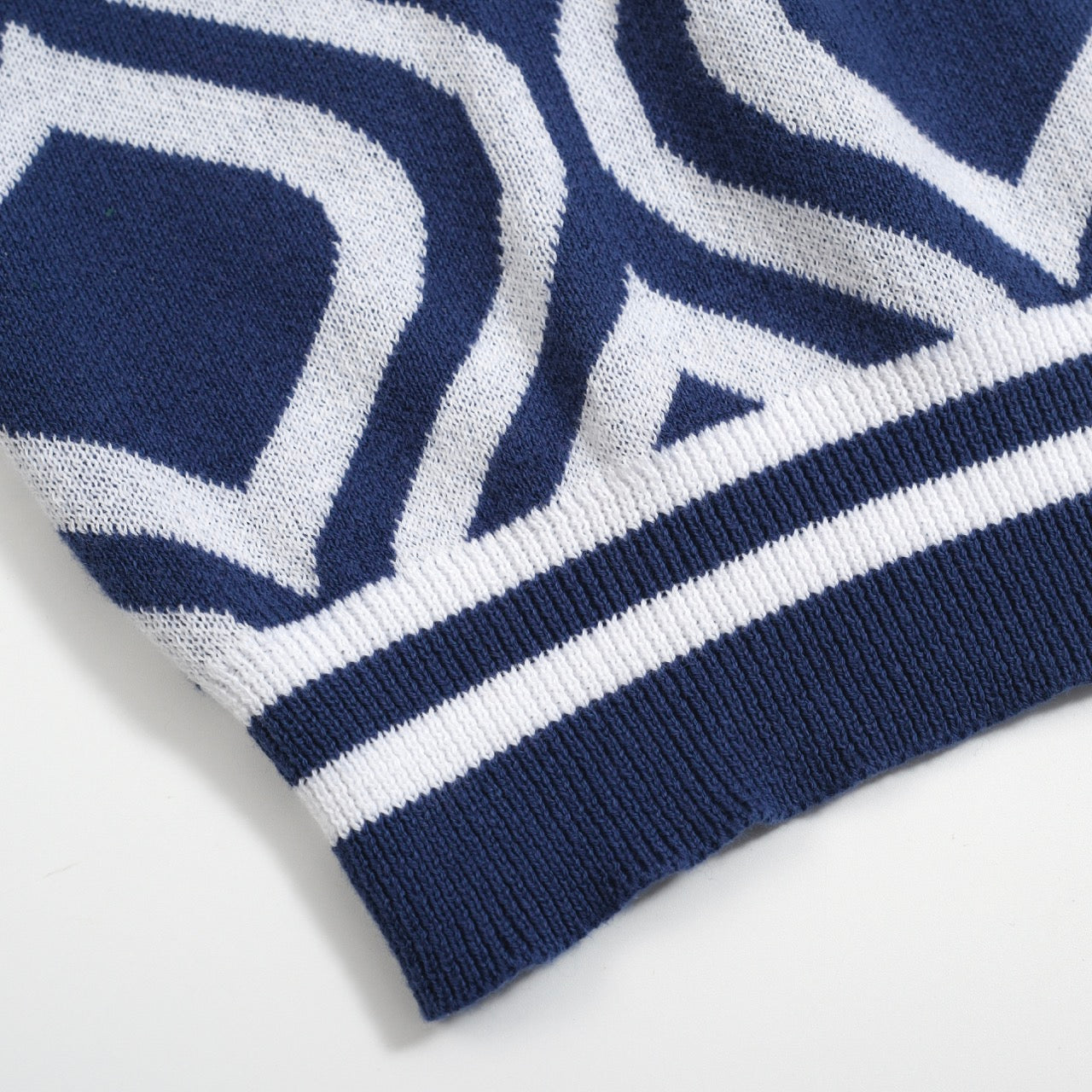 Polo Tricoté Rétro pour Hommes – Bleu Vintage & Blanc Géométrique Boutonné