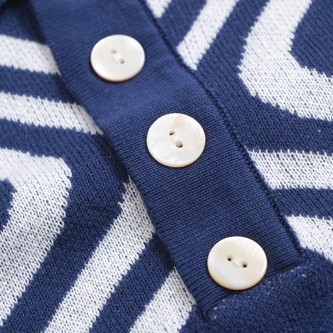 Polo Tricoté Rétro pour Hommes – Bleu Vintage & Blanc Géométrique Boutonné