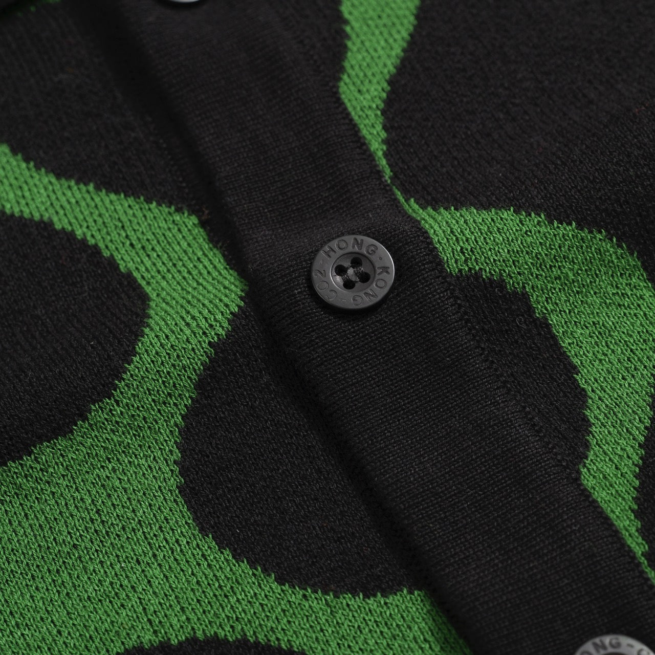 Chemise Tricotée Rétro pour Hommes – Polo Boutonné Noir & Vert Vintage avec Imprimé à Pois MOD