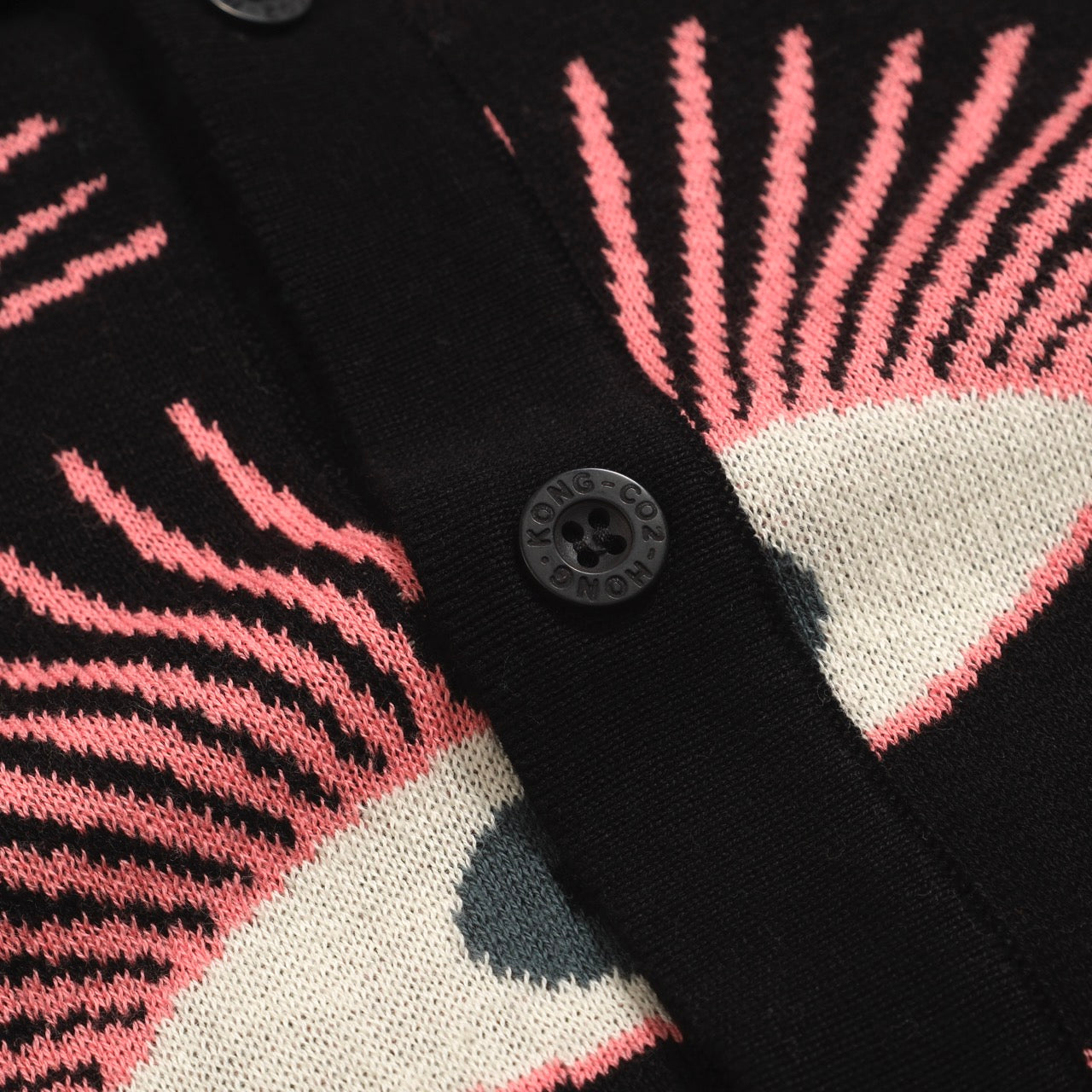 Chemise Tricotée Psychedelique pour Hommes – Chemise Noire à Boutons avec Imprimé Graphique Tout-Voyant - conçue par Carrie Cantwell