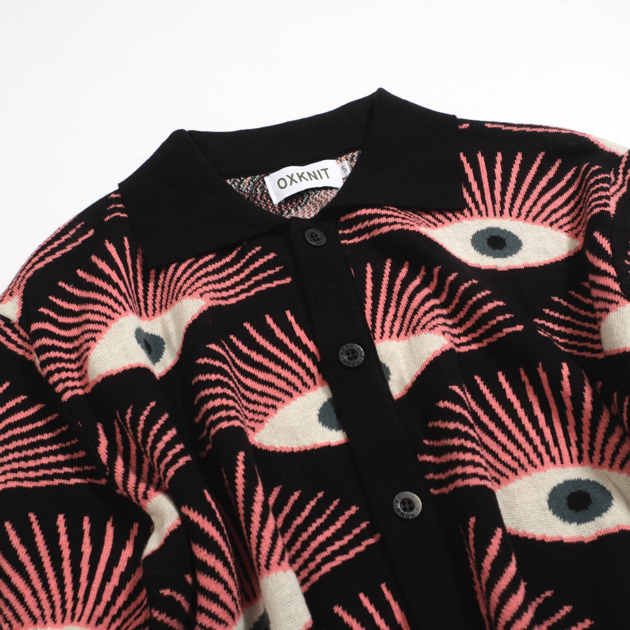 Chemise Tricotée Psychedelique pour Hommes – Chemise Noire à Boutons avec Imprimé Graphique Tout-Voyant - conçue par Carrie Cantwell