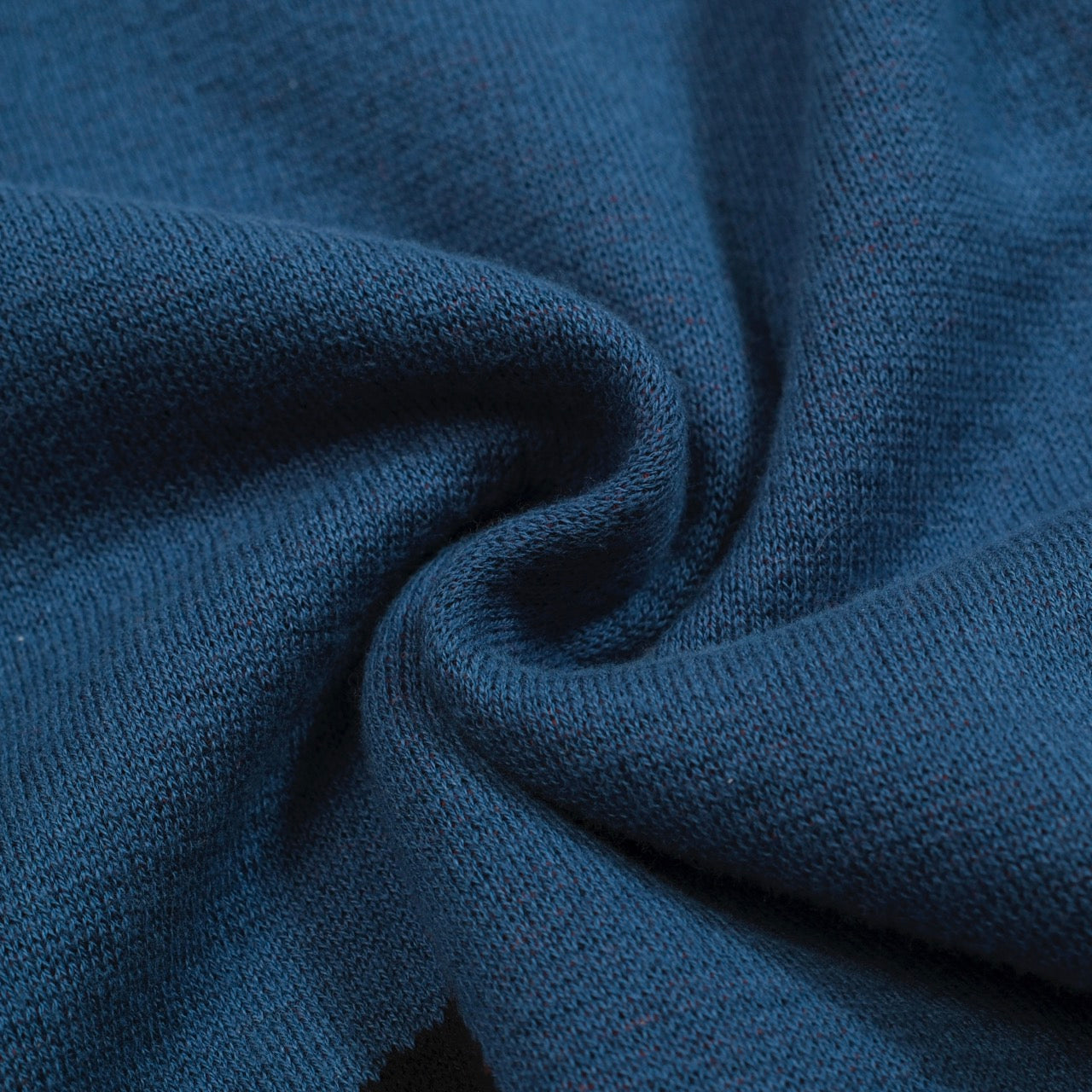 T-shirt en tricot bleu pour hommes - Conçu par Lim Heng Swee