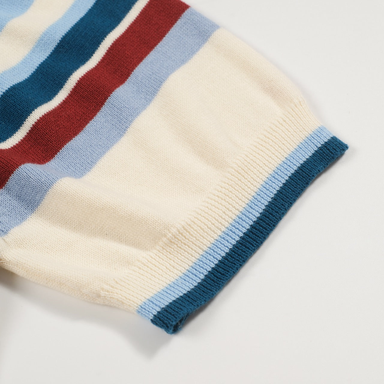 Polo rétro à col en V rayé bleu pour hommes