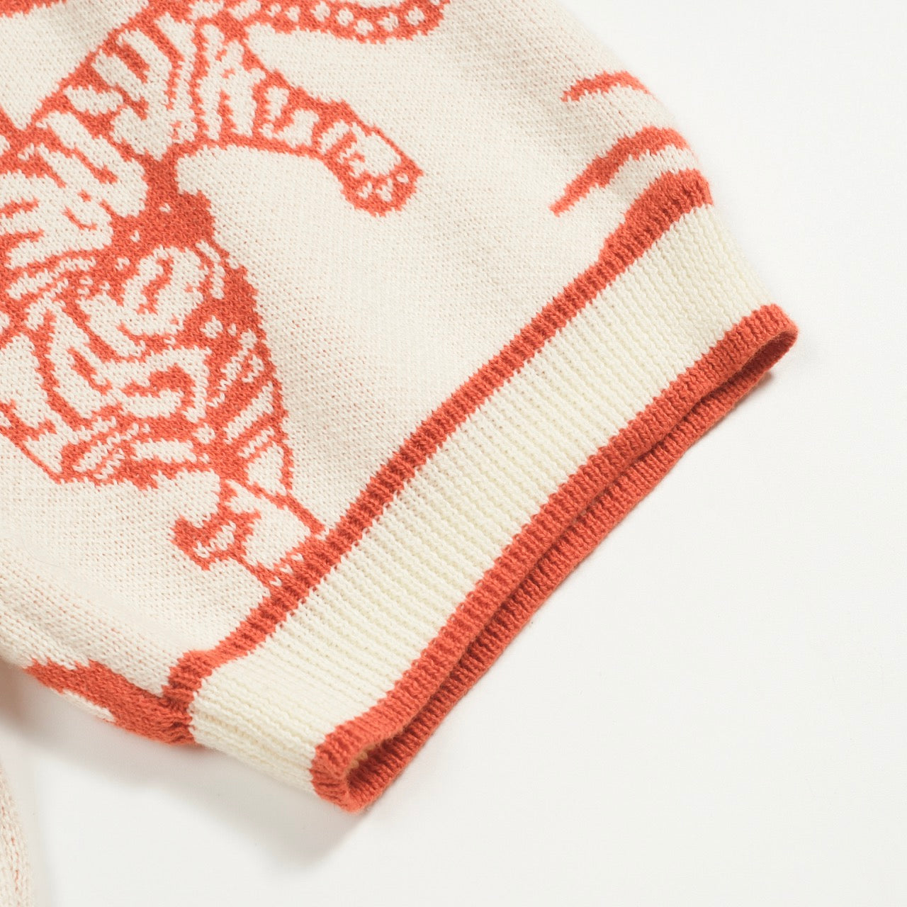 Polo en maille jacquard V en coton blanc pour homme avec motif de palmier et tigre