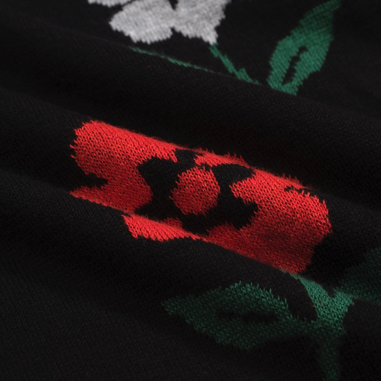 Polo en tricot vintage noir pour hommes à col en V floral