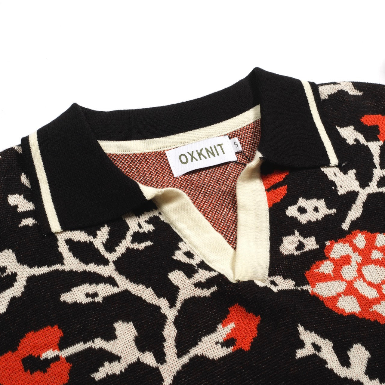 Polo tricoté rétro à col en V floral noir pour hommes