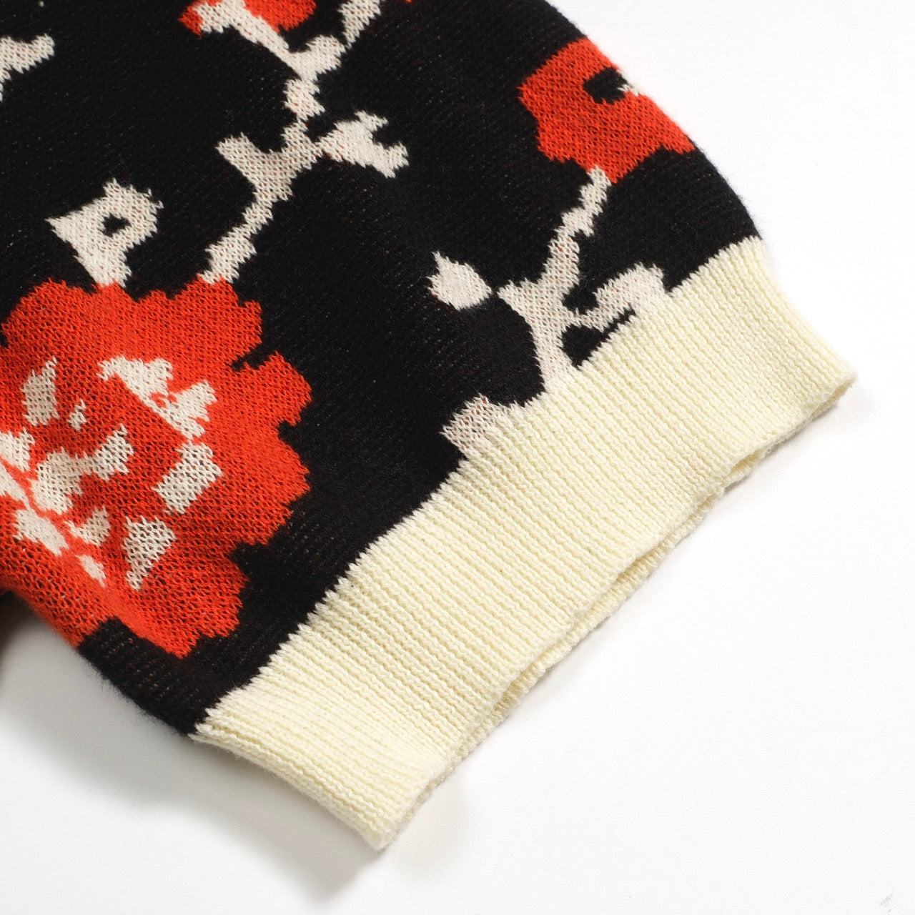 Polo tricoté rétro à col en V floral noir pour hommes