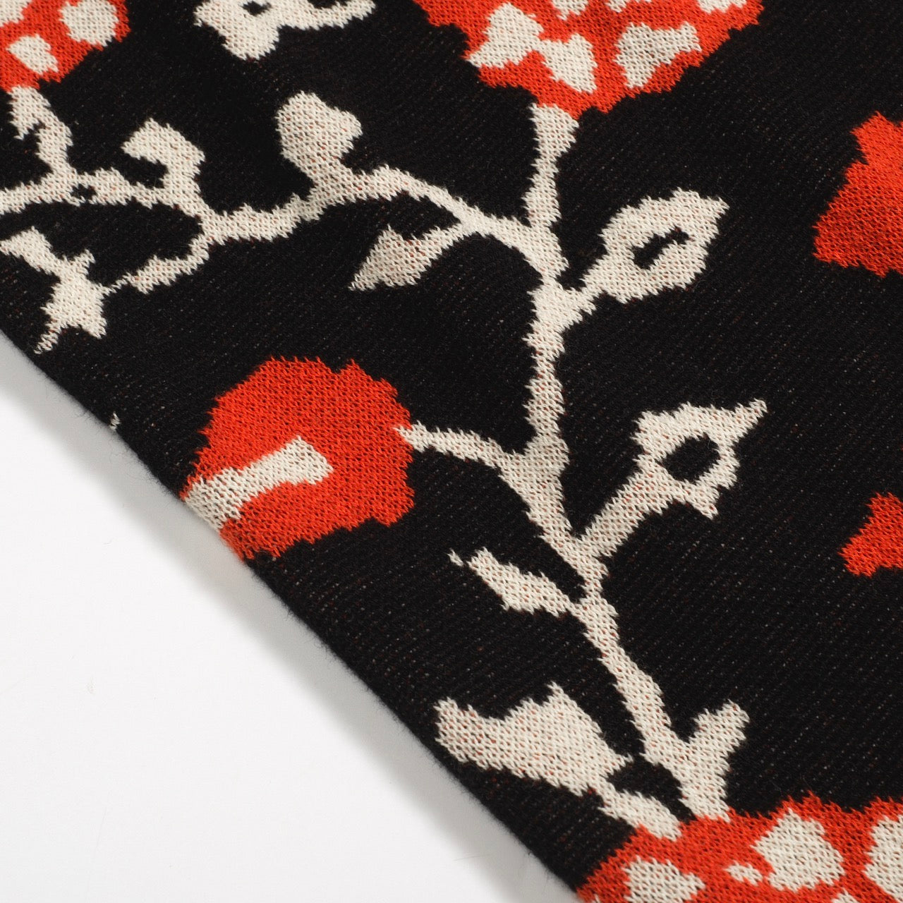 Polo tricoté rétro à col en V floral noir pour hommes