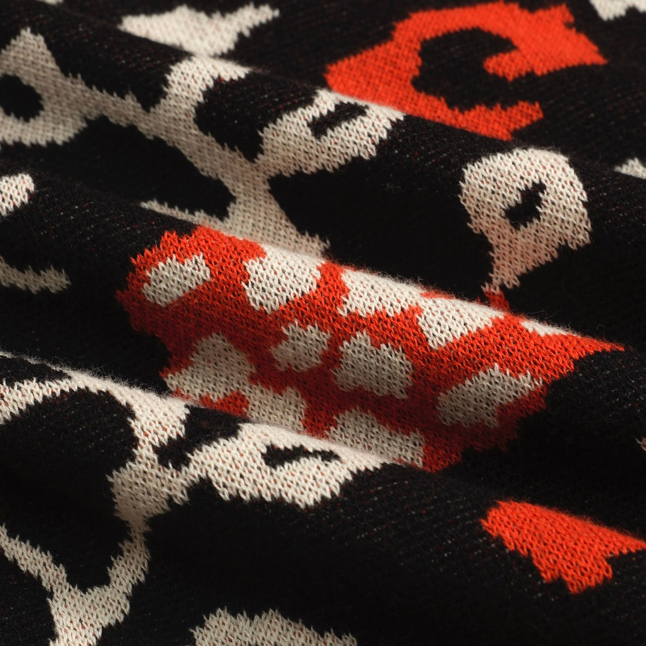 Polo tricoté rétro à col en V floral noir pour hommes