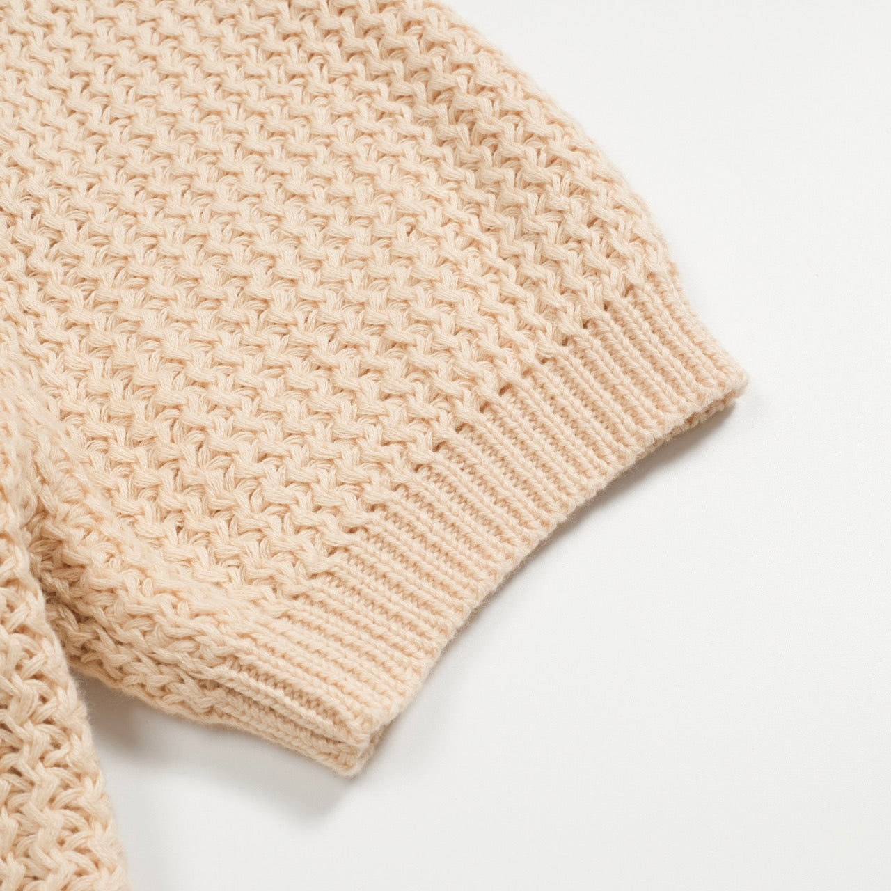 Polo tricoté décontracté à col en V pour hommes en abricot