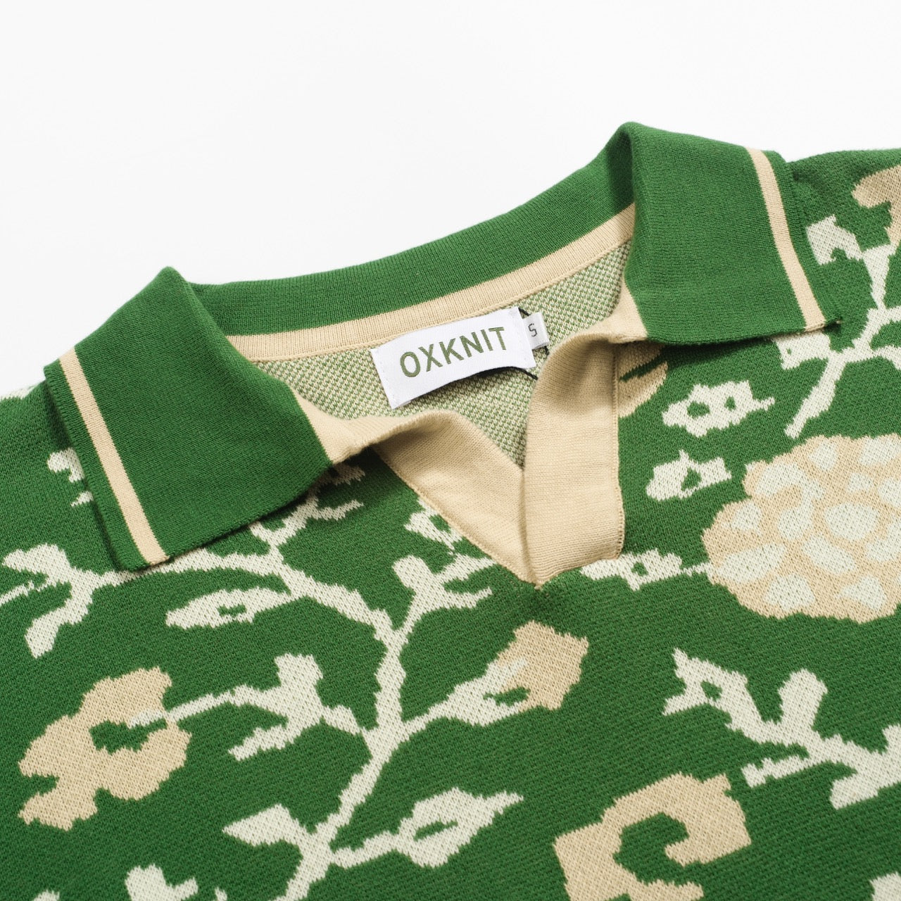 Polo tricoté à col V en jacquard floral vert pour homme