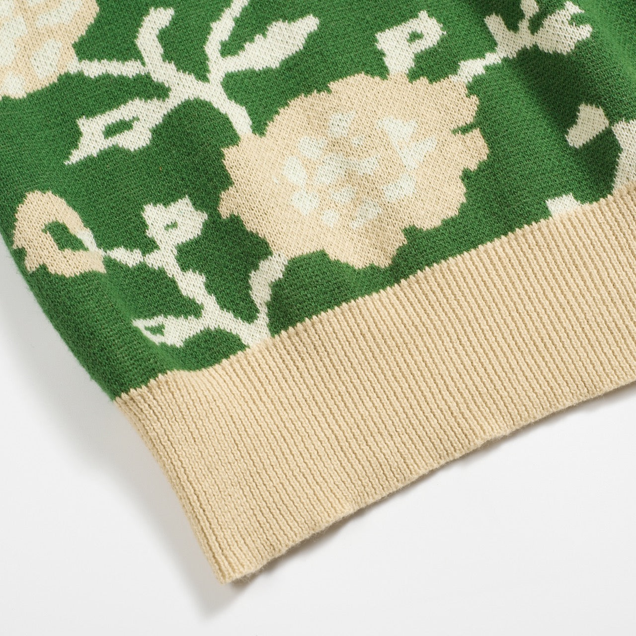 Polo tricoté à col V en jacquard floral vert pour homme