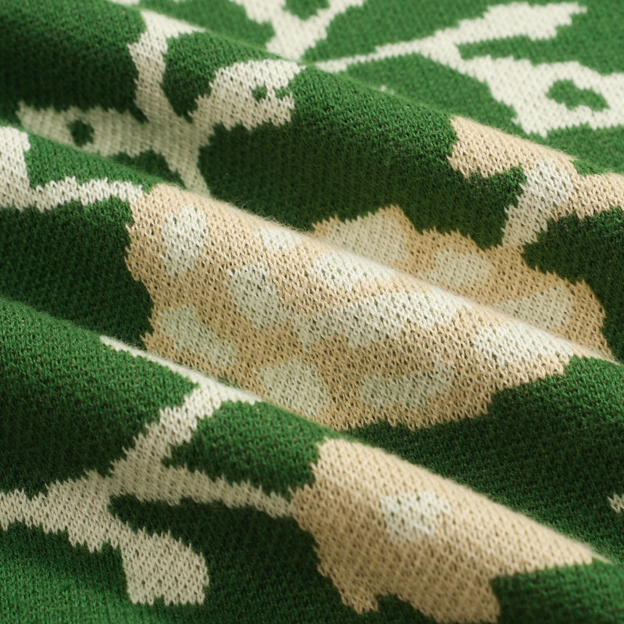 Polo tricoté à col V en jacquard floral vert pour homme