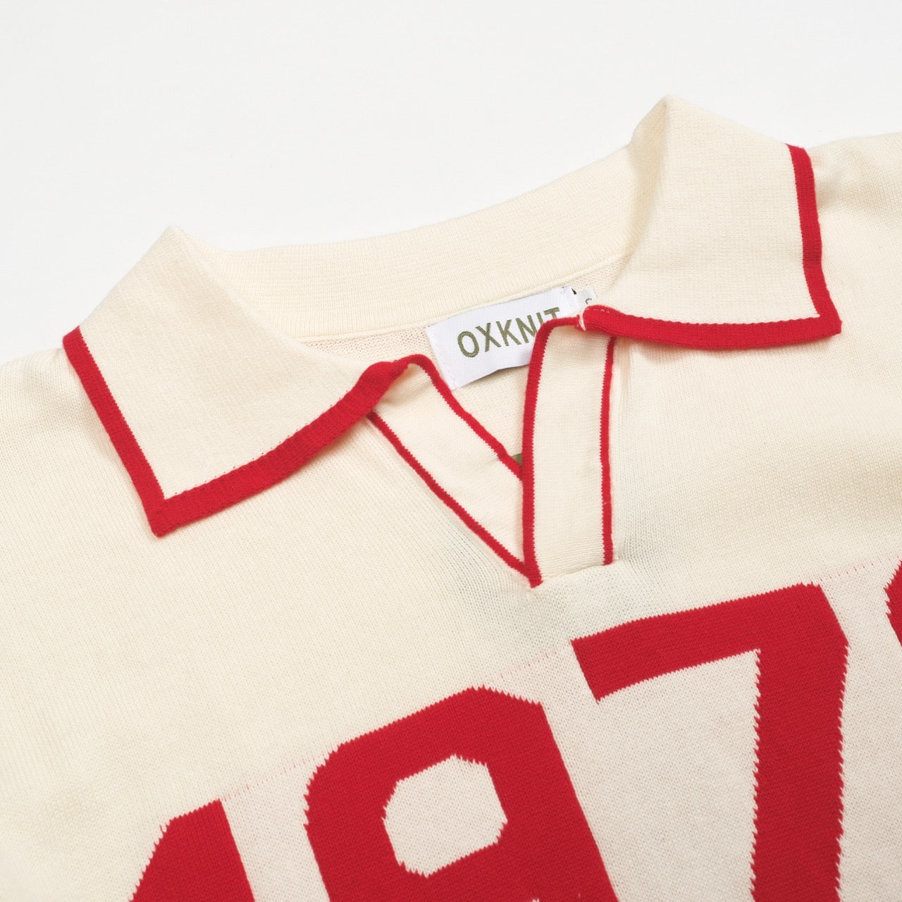 Polo tricoté à col en V pour hommes en abricot blanc 1976