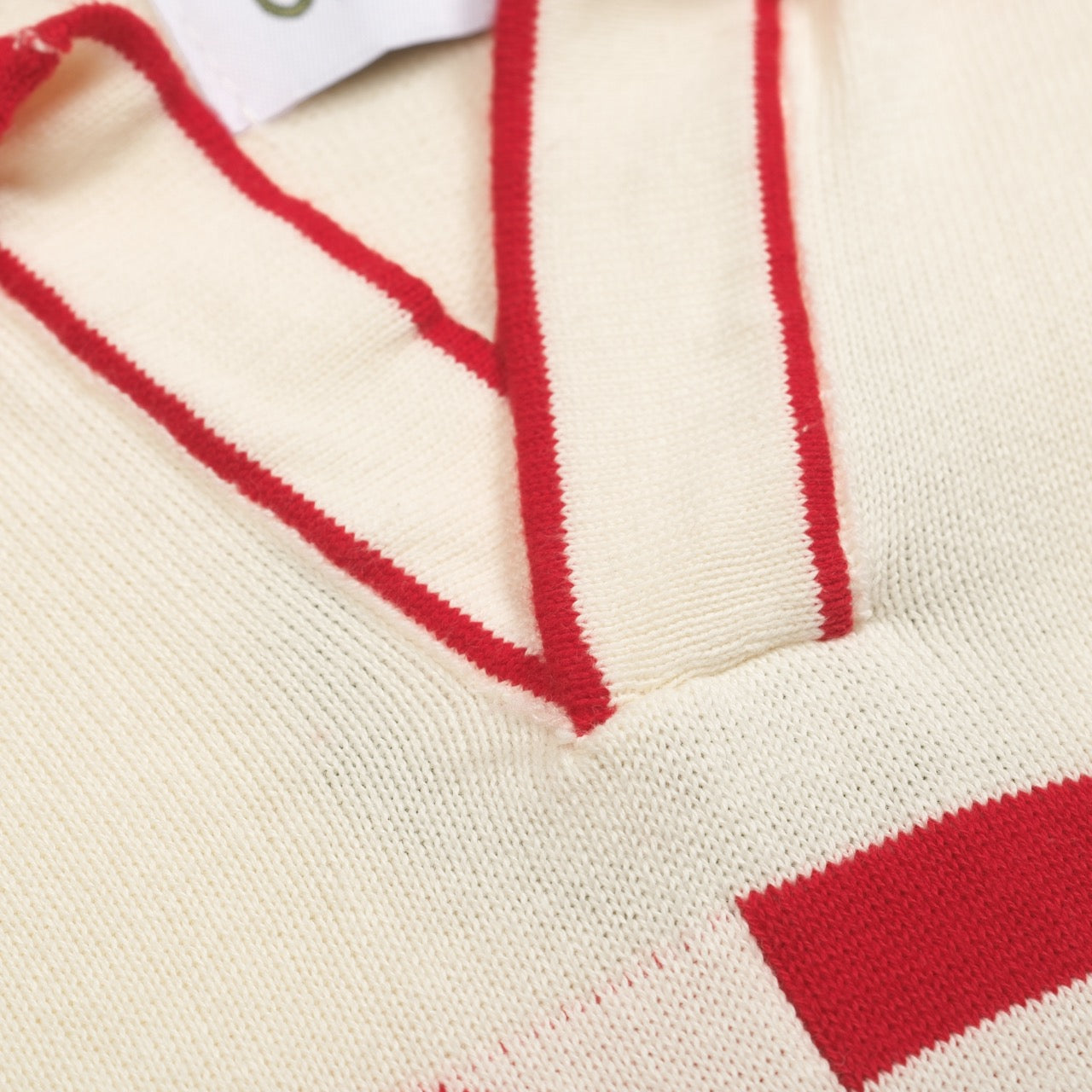 Polo tricoté à col en V pour hommes en abricot blanc 1976