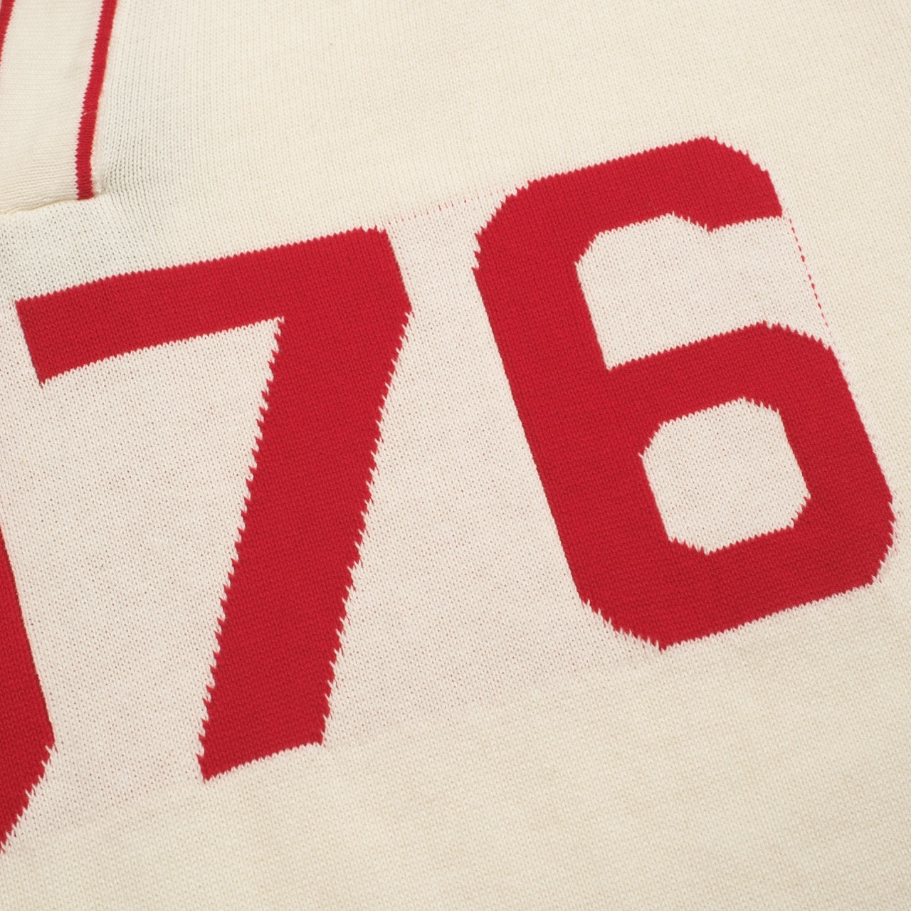 Polo tricoté à col en V pour hommes en abricot blanc 1976