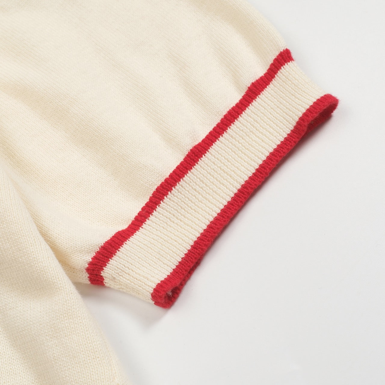 Polo tricoté à col en V pour hommes en abricot blanc 1976