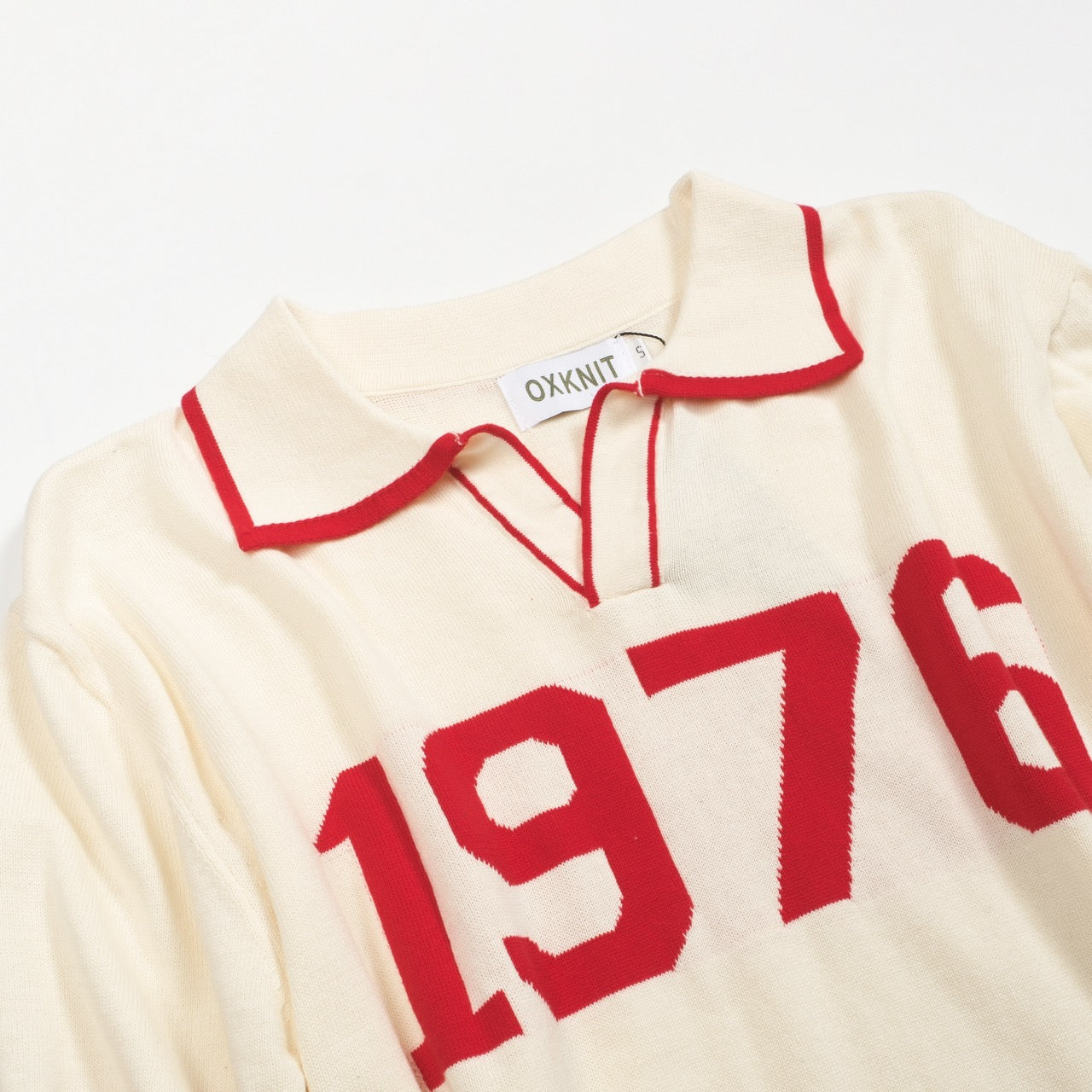 Polo tricoté à col en V pour hommes en abricot blanc 1976