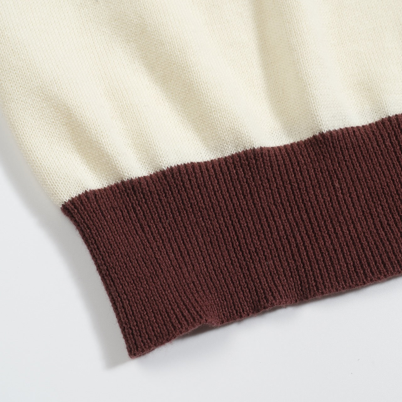 Polo tricoté vintage jacquard 1973 pour hommes en blanc abricot