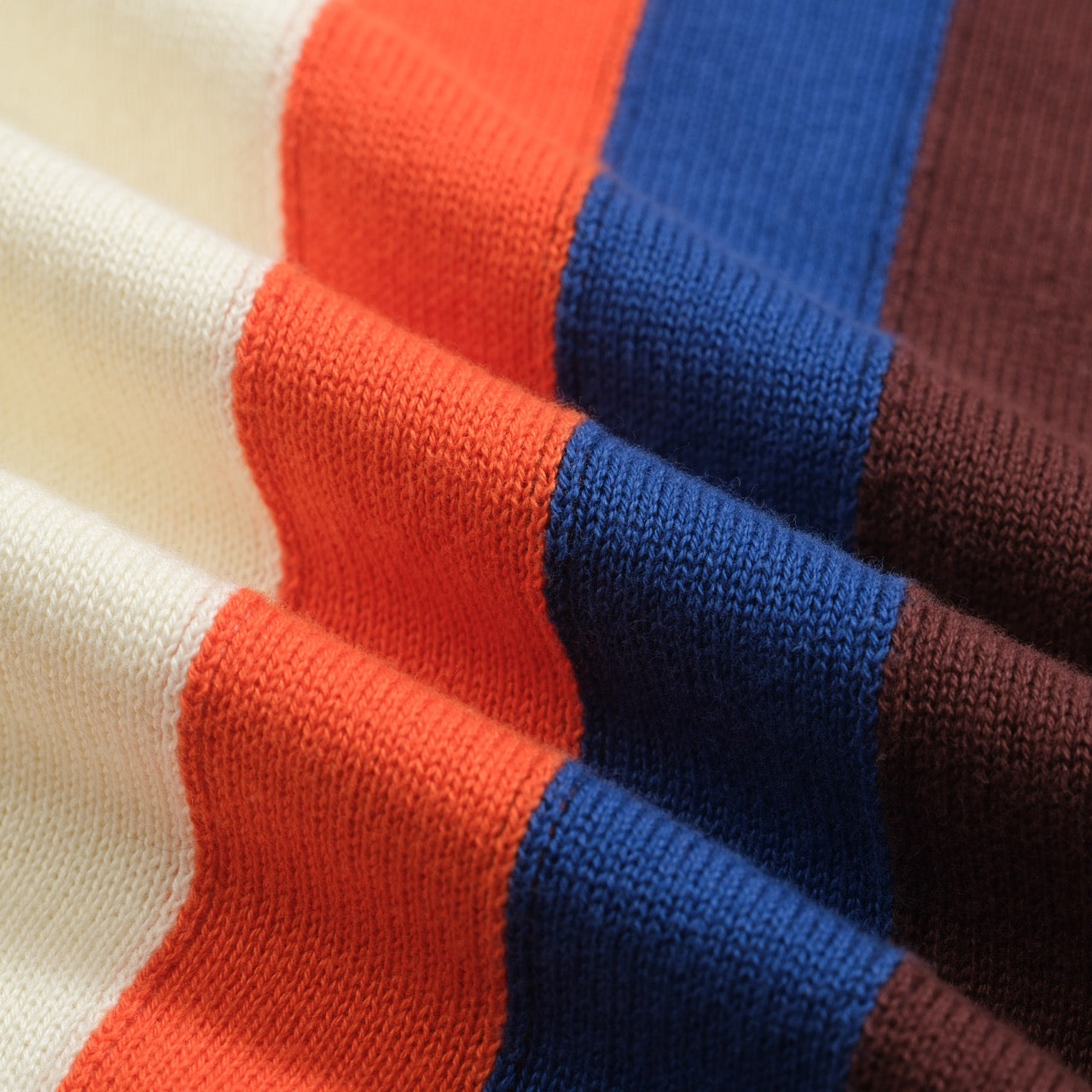 Polo tricoté vintage jacquard 1973 pour hommes en blanc abricot