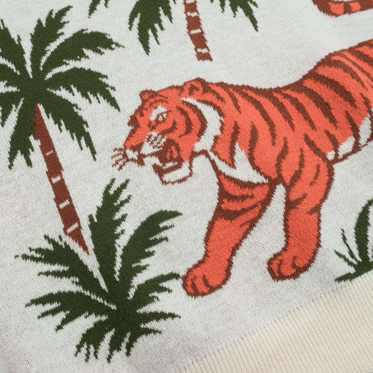 Polo V en jacquard animalier blanc abricot pour hommes