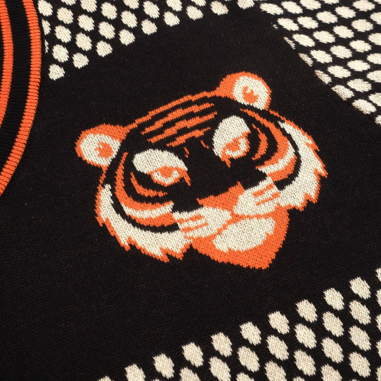 T-shirt en V tricoté jacquard rétro pour hommes