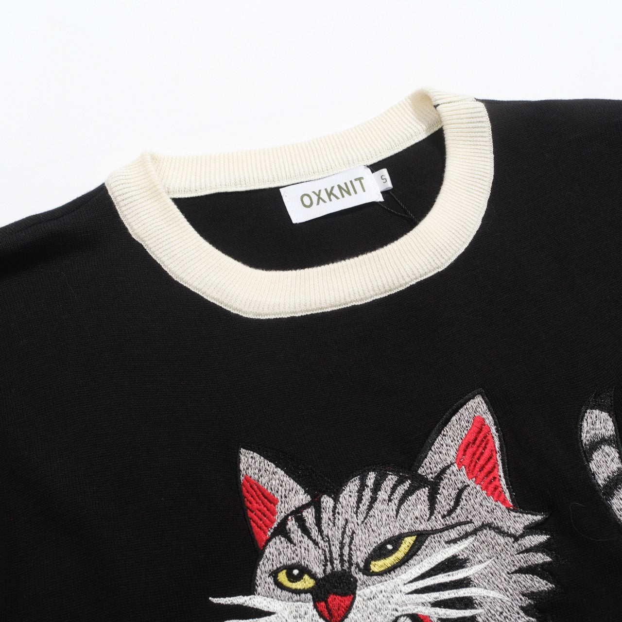 T-shirt tricoté noir pour homme avec broderie de chat